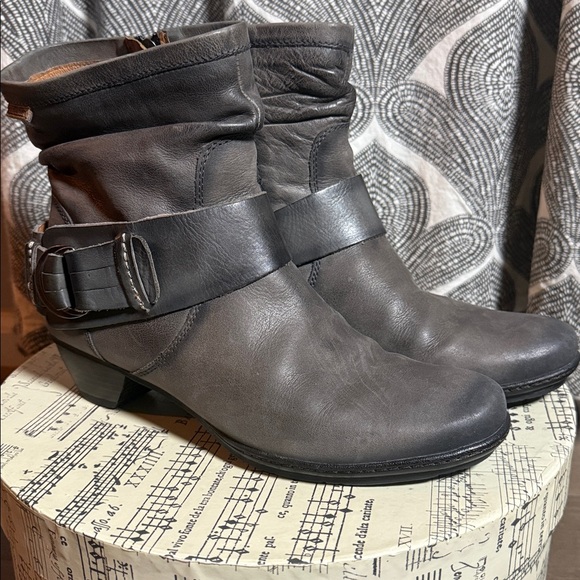 Pikolinos Brujas leather ankle boots in a gray w/ a buckle and side zipper SZ 40